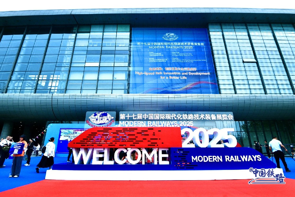 易净星科技亮相第17届中国国际现代化铁路技术装备展览会：超自洁材料助力列车创新